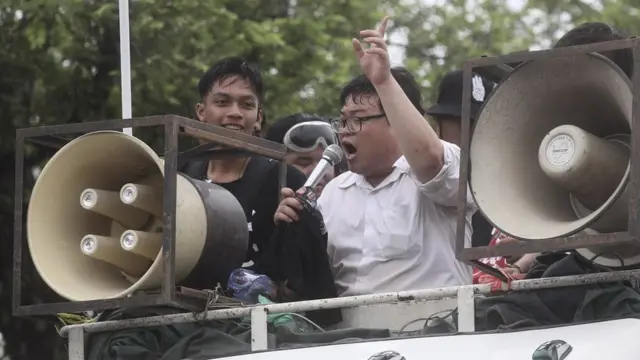 พริษฐ์ปราศรัยบนรถบรรทุก