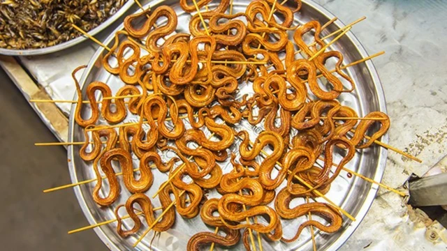 เนื้องูที่จับมาจากป่ามีวางจำหน่ายในตลาดสดที่เมืองอู่ฮั่นของจีน