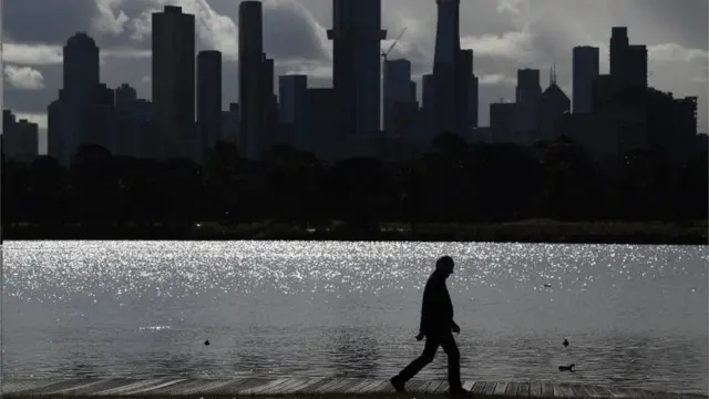 Homem caminhando em Melbourne