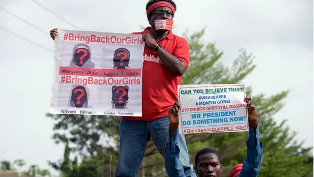 Awọn eeyan gbe iwe alakọle dani