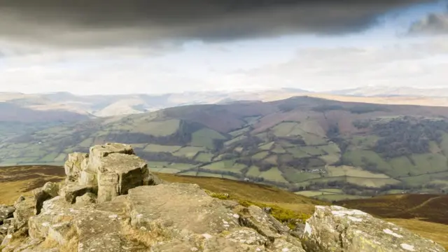 Вид с холма на долину в Уэльсе