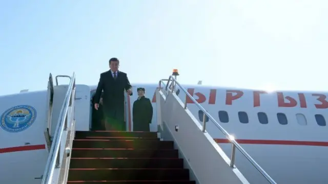 Астана шаарынын эл аралык аэропортунда Сооронбай Жээнбековду Казакстан Республикасынын вице-премьер-министри Аскар Жумагалиев тосуп алды.