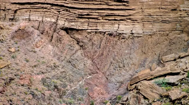 Stene su obično složene u sledu urednih slojeva, jedna na drugoj - ali Velika neusaglašenost krši tu tradiciju