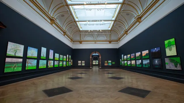 Sala en la Royal Academy con la exposición de las imágenes en iPad de David Hockney