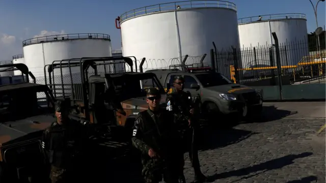 Soldados com armas e veículos em frente a refinaria em Duque de Caxias