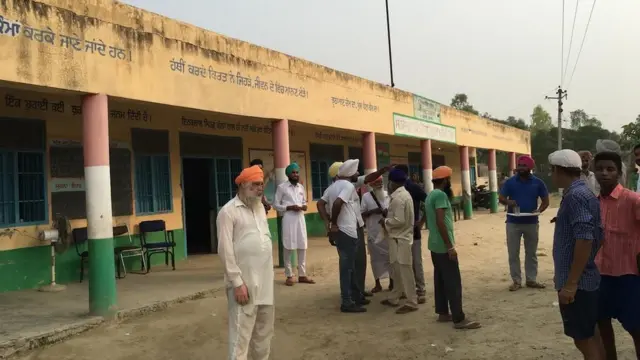 बैंका गांव के मिडिल स्कूल में चलाया जा रहा रिलीफ कैंप