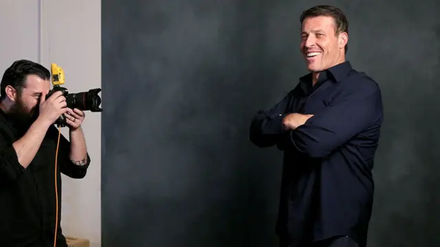 Tony Robbins posa ante un fotógrafo en el evento SXSW 2016 el 15 de marzo de 2016