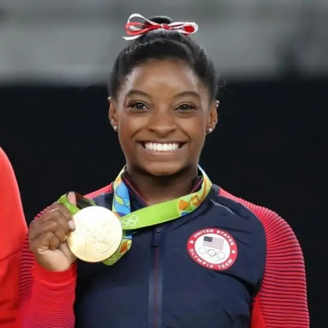 Simone Biles, con su tercer medalla de oro.