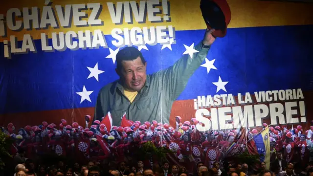 Pancarta de Hugo Chávez en la sede de PDVSA.