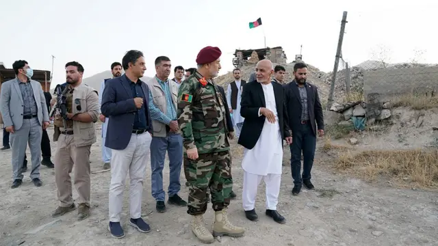 Ashraf Ghani et le ministre de la Défense par intérim, Bismillah Khan Mohammadi, visitent des corps militaires à Kaboul, le 14 août 2021.