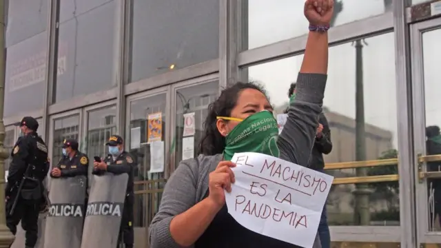 Mulher peruana protesta