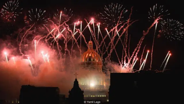 Fogos durante a noite perto de domo em Havana