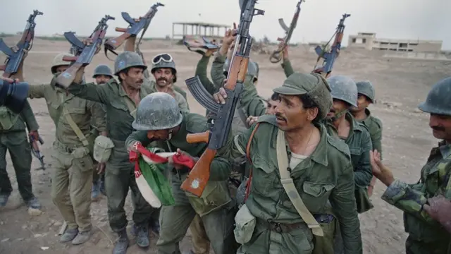 দক্ষিণ-পূর্ব ইরাকে ইরানের সৈন্যদের কাছ থেকে একটি জায়গা পুনর্দখলের পর ইরাকি সৈন্যদের বিজয় উদযাপন, ২০ এপ্রিল, ১৯৮৮