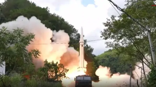 إطلاق صاروخ في التدريبات.