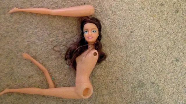 Разломанная Барби