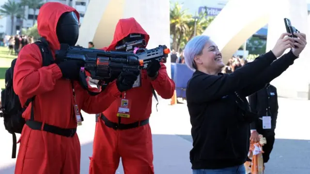 أشخاص يرتدون زي شخصيات من مسلسل سكويد غايم شوهدوا خارج مركز المؤتمرات سان دييغو، كاليفورنيا، 26 نوفمبر 2021