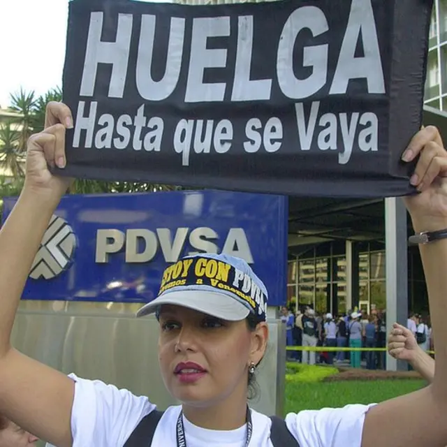 Em fotoapostar na loteria com cartao de debito2002, mulher levanta placa dizendo: 'Greve, até que vá embora'