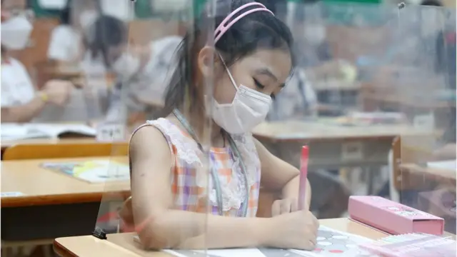 개학한 18일 오전 대구성동초등학교 교실에서 마스크를 쓴 학생들이 코로나19 예방을 위해 투명 가림막이 설치된 책상 앞에 앉아 수업하고 있다