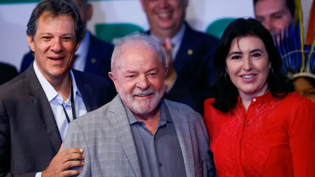 Fernando Haddad, Lula e Simone Tebet posam para foto