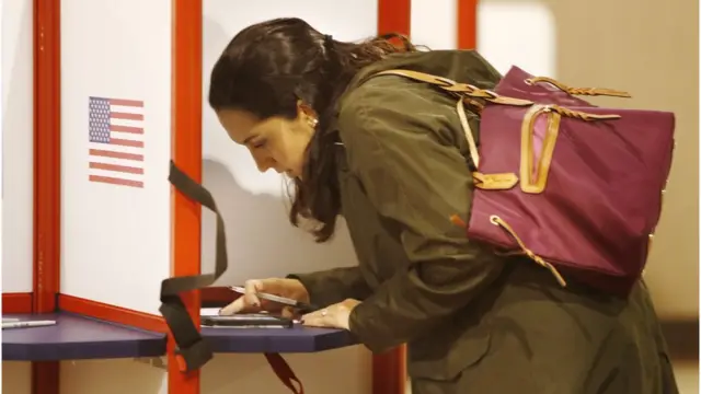 ناخبة تدلي بصوتها