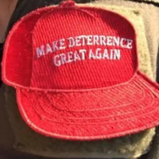 Кепка с надписью "Сделаем сдерживание снова великим"