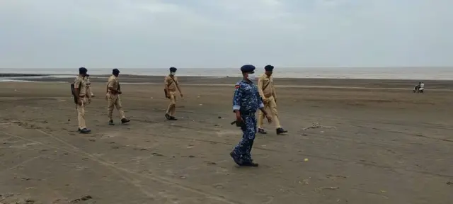 सूरत में समुद्र तट के पास गश्त