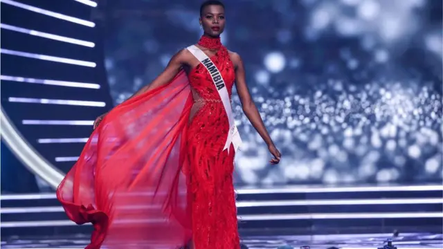 Yaro rike da taya da dodanni suna cikin hotunan Afirka na wannan mako ...