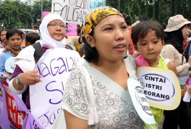 Para ibu rumah tangga berunjuk rasa damai menentang poligami di Jakarta, 22 Desember 2006 silam.