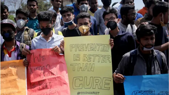 ঢাকা বিশ্ববিদ্যালয় শিক্ষার্থীরা ক্লাসপরীক্ষা বাতিলের দাবিতে রবিবার বিক্ষোভ দেখায়।