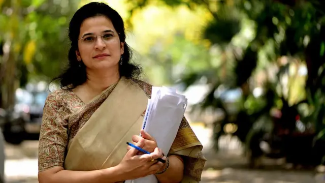 નિષ્ણાતોના મતે સરકાર કે સત્તાધારી વ્યક્તિઓને ક્યારેય પોતાના કામ બાબતે પારદર્શી થવાનું ગમતું નથી, તેના કારણે આ કાયદાને નકારાત્મક અસર કરતાં પરિબળો પેદા કરાય છે