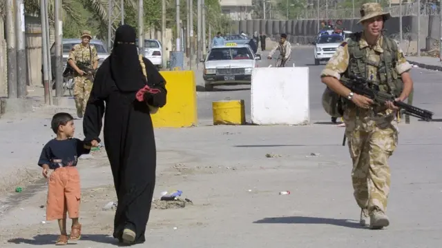 Soldado británico de patrulla en Irak