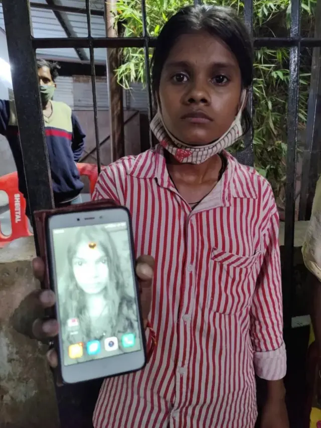 પૂજાની તસવીર સાથે તેમના બહેન મોની