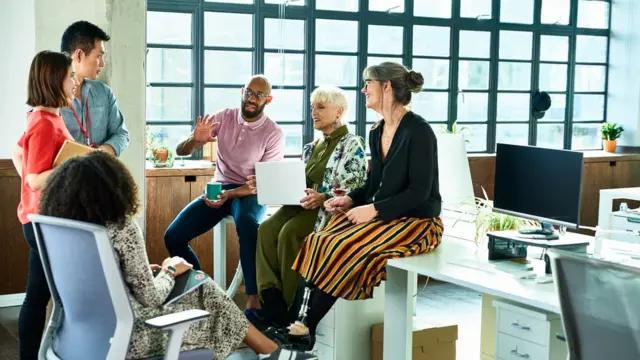 Grupo de personas reunidas.