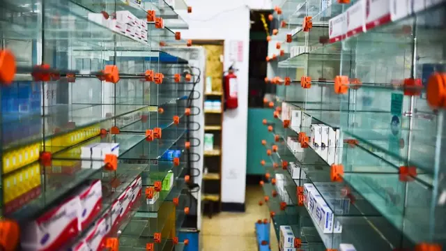 Estantes vacíos en una farmacia en Venezuela.