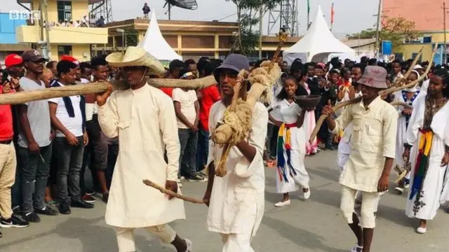 ናውቲ ማሕረስ ተጋሩ