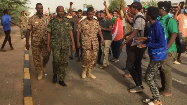 La tension entre les militaires et la population semble avoir disparu, alors qu'elle était très forte au début des manifestations.