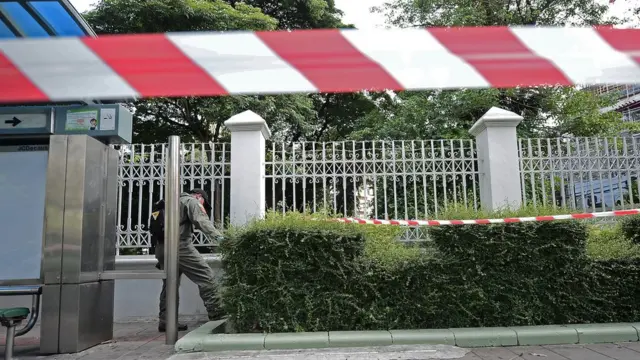 เจ้าหน้าที่ตรวจสอบพื้นที่เพื่อค้นหาหลักฐานในที่เกิดเหตุ