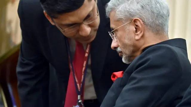 भारतीय विदेश मंत्री एस जयशंकर से बात करते हुए विदेश मंत्रालय प्रवक्ता अरिंदम बागची