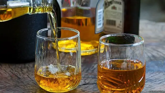 අනවසර මත්පැන් පානය කළ දාහතක් මරුට