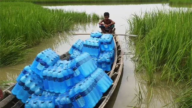 বোতলজাত পানি পরিবহন।