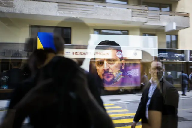 Відео президента України Володимира Зеленського демонструється в "Російському домі воєнних злочинів" у Давосі, Швейцарія, 22 травня 2022 року