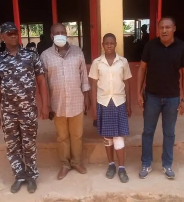 Nwata akwụkwọ enwe tara