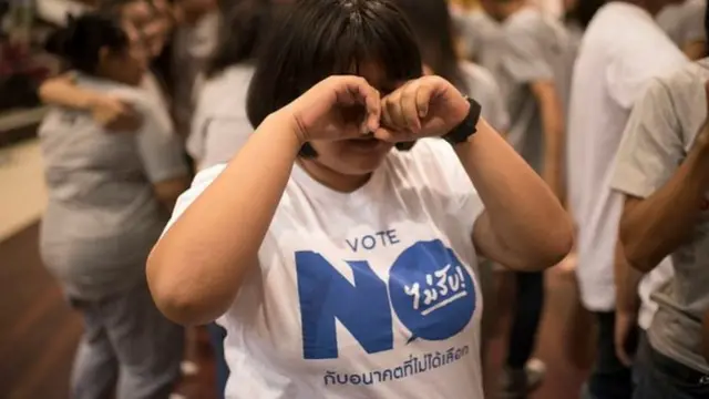 ฝ่ายรณรงค์ไม่รับร่างรัฐธรรมนูญ (โหวตโน) ในชั้นประชามติ 7 ส.ค. 2559 แสดงความผิดหวัง หลังทราบผลประชามติซึ่งแพ้โหวตไปด้วยคะแนน 10 ต่อ 16 ล้านเสียง