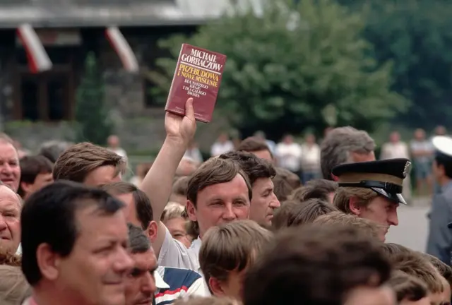 পোল্যান্ডের রাজধানী ওয়ারশতে গরবাচফের সফরের সময় তারই লেখা বই 'পেরেস্ত্রইকা' তুলে ধরেছেন একজন পোলিশ