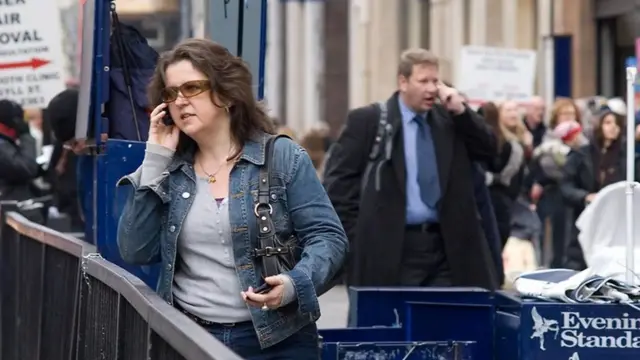 Des gens parlant au téléphone