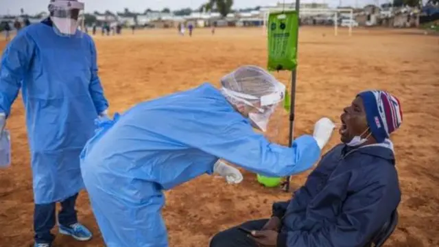 Umuntu uri gufatwa ibipimo ngo bamusuzume coronavirus