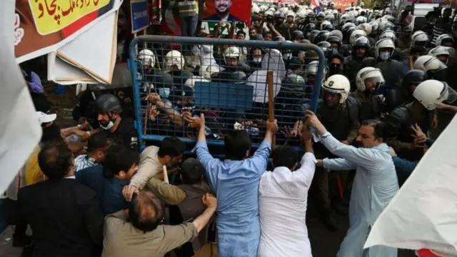 पाकिस्तान में इमरान ख़ान की घर के बाहर प्रदर्शन