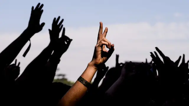 mãosesportebet brasil cadastropessoas reunidas levantadas para o alto