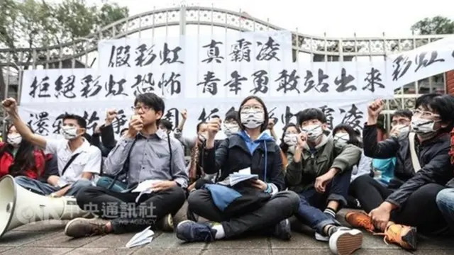 反对同性婚姻团体盘坐在地上,高喊"拒绝彩虹恐怖",并要求婚姻平权要经由全民公投(CNA)。