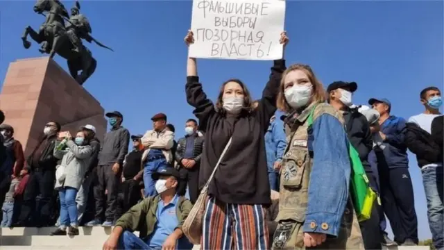 4-октябрдагы акча сапырылган шайлоонун арты чырга айланып, массалык тополоңго алып келди. БШК ошондон кийин шайлоонунун жыйынтыгын жараксыз деп тааныды.
